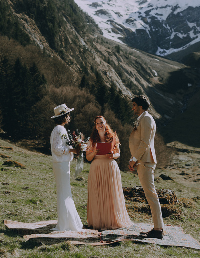 Cérémonie dans la montagne