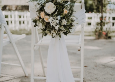 fleur de mariage sur chaise